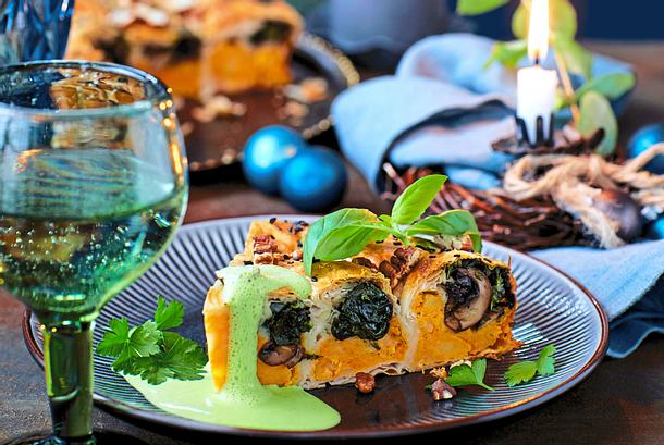 Süßkartoffel-Strudel mit Pesto-Sahne-Schaum Rezept Süßkartoffel-Strudel mit Pesto-Sahne-Schaum Rezept