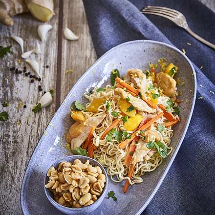 Thai Nudeln mit Mango, Erdnüssen & Saté-Hühnchen á la Stefan Wiertz Rezept