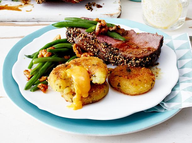 Thymian-Senf-Roastbeef mit Kartoffeltalern Rezept Thymian-Senf-Roastbeef mit Kartoffeltalern Rezept