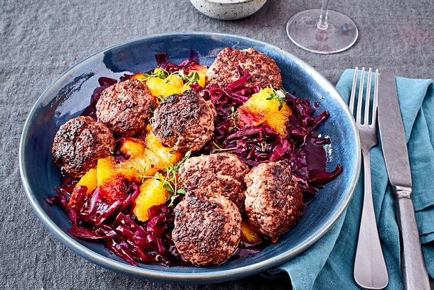 Wilde Buletten auf Advents-Rotkohl Rezept Wilde Buletten auf Advents-Rotkohl Rezept