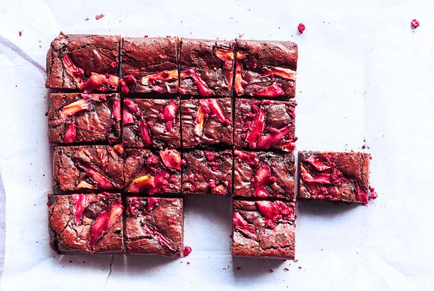 World’s pinkest Brownie mit Rhabarber-Biss Rezept