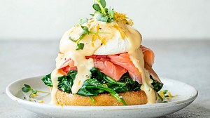 Eggs Benedict auf Spinat & Räucherlachs Rezept - Foto: House of Food / Bauer Food Experts