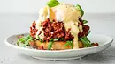 Eggs Benedict auf Hackfleisch und Rucola - Foto: Simone Neufing/MOE‘S QUICK & EASY FOOD