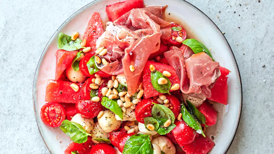 Wassermelonensalat Caprese-Style mit Mozzarella, Schinken, Pinienkernen und Basilikum - Foto: LECKER @ Bauer Media Group Wassermelonensalat Caprese-Style mit Mozzarella, Schinken, Pinienkernen und Basilikum - Foto: LECKER @ Bauer Media Group