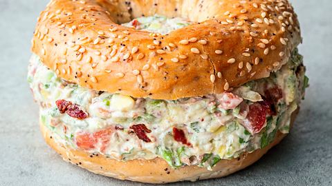 Sesambagel gefüllt mit cremiger Mischung aus Bacon, Tomaten und Salat im BLT-Style - Foto: Simone Neufing/MOE‘S QUICK & EASY FOOD