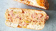Sesambagel mit cremiger Füllung aus Tomaten, Käse und Oliven im Pizza-Style - Foto: Simone Neufing/MOE‘S QUICK & EASY FOOD