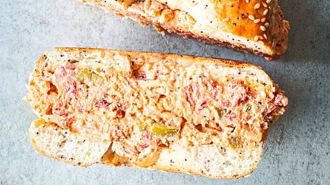 Sesambagel mit cremiger Füllung aus Tomaten, Käse und Oliven im Pizza-Style - Foto: Simone Neufing/MOE‘S QUICK & EASY FOOD