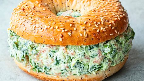 Sesambagel gefüllt mit cremigem Lachs-Spinat-Dip im skandinavischen Stil - Foto: Simone Neufing/MOE‘S QUICK & EASY FOOD