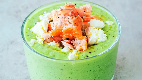 Cremige grüne Gazpacho im Glas, getoppt mit zerbröckeltem Feta und saftigem Lachsstück, mit schwarzem Pfeffer bestreut - Foto: Simone Neufing/MOE‘S QUICK & EASY FOOD Cremige grüne Gazpacho im Glas, getoppt mit zerbröckeltem Feta und saftigem Lachsstück, mit schwarzem Pfeffer bestreut - Foto: Simone Neufing/MOE‘S QUICK & EASY FOOD