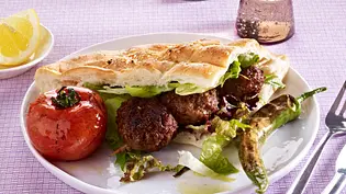 Adana Kebab auf Fladenbrot und Salat Rezept - Foto: LECKER @ Bauer Media Group