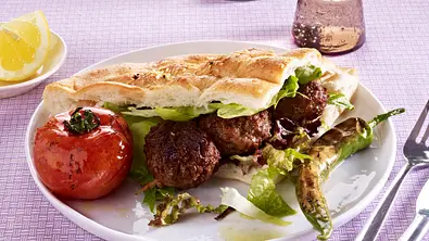 Adana Kebab auf Fladenbrot und Salat Rezept - Foto: LECKER @ Bauer Media Group