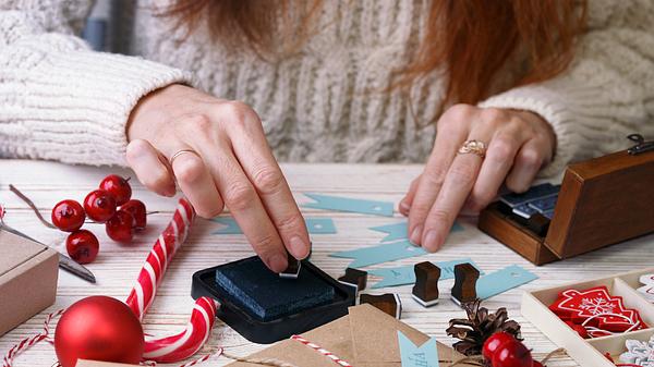 Adventskalender basteln - schöne Idee für Weihnachten - Foto: istock/azgek