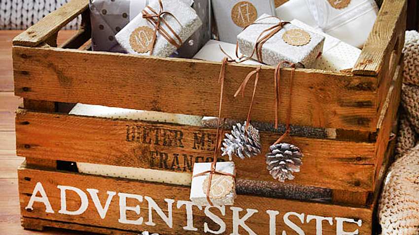 Adventskalender basteln - Geschenke in der Kiste - Foto: Deco & Style Experts