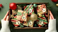 Mehrere kleine, weihnachtlich verpackte Geschenke mit Zahlen liegen in einer Holzkiste zwischen Dekoration und Tannenzweigen. - Foto: iStock/photoguns Mehrere kleine, weihnachtlich verpackte Geschenke mit Zahlen liegen in einer Holzkiste zwischen Dekoration und Tannenzweigen. - Foto: iStock/photoguns