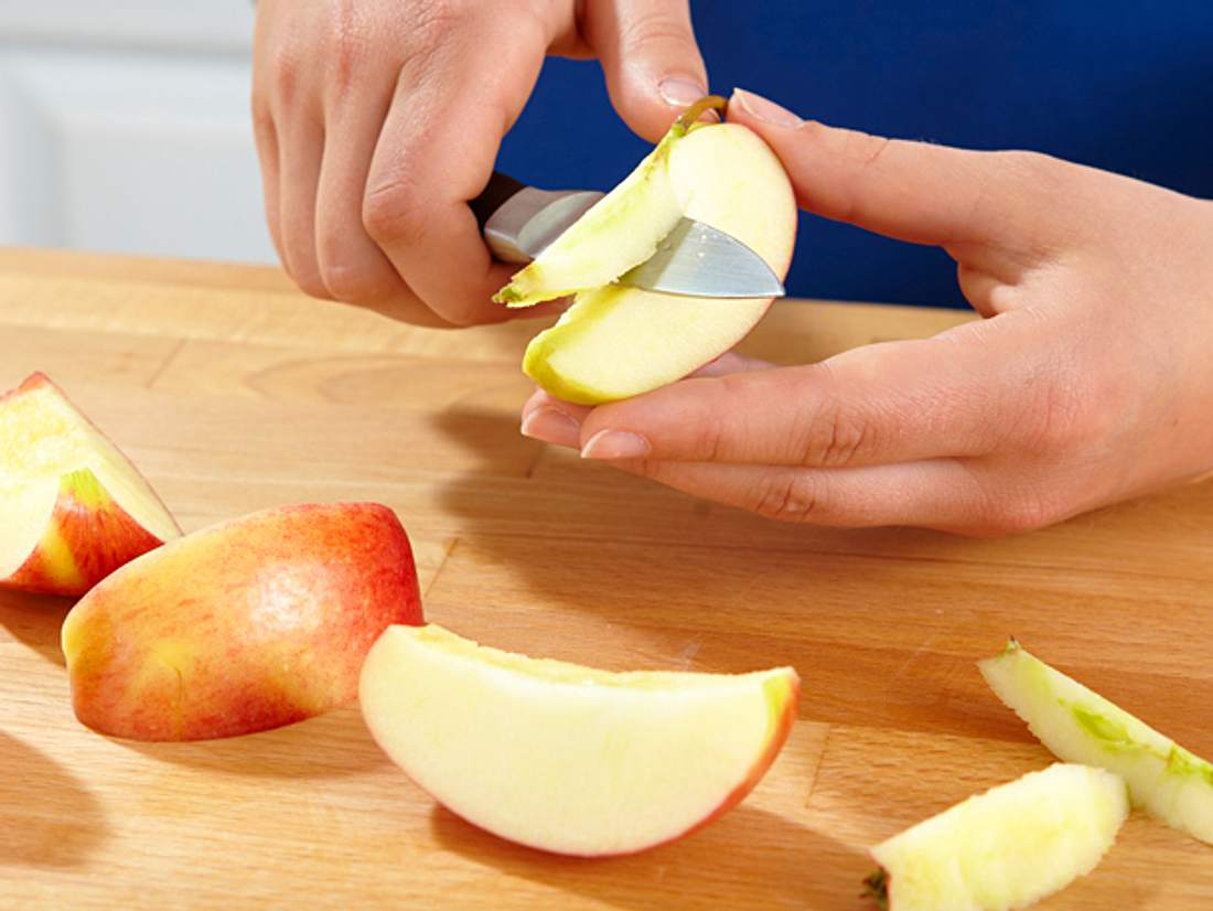 Äpfel mit dem Küchenmesser entkernen