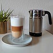 Der Aeroccino4 von Nespresso mit einem Glas Latte Macchiato - Foto: LECKER.de / Constanze Brinkschulte