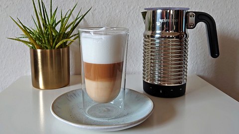 Der Aeroccino4 von Nespresso mit einem Glas Latte Macchiato - Foto: LECKER.de / Constanze Brinkschulte