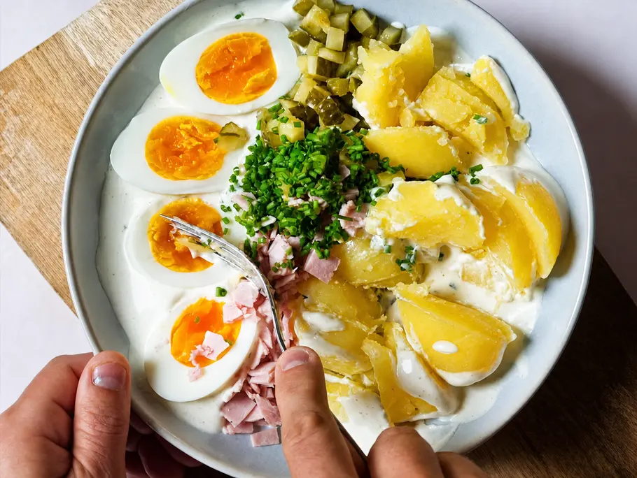 Lazy Kartoffelsalat zubereiten Salatzutaten werden mit der Gabel zerkleinert.