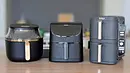 Drei Airfryer nebeneinander auf einer Küchenanrichte. - Foto: LECKER @ Bauer Media Group / Constanze Brinkschulte Drei Airfryer nebeneinander auf einer Küchenanrichte. - Foto: LECKER @ Bauer Media Group / Constanze Brinkschulte