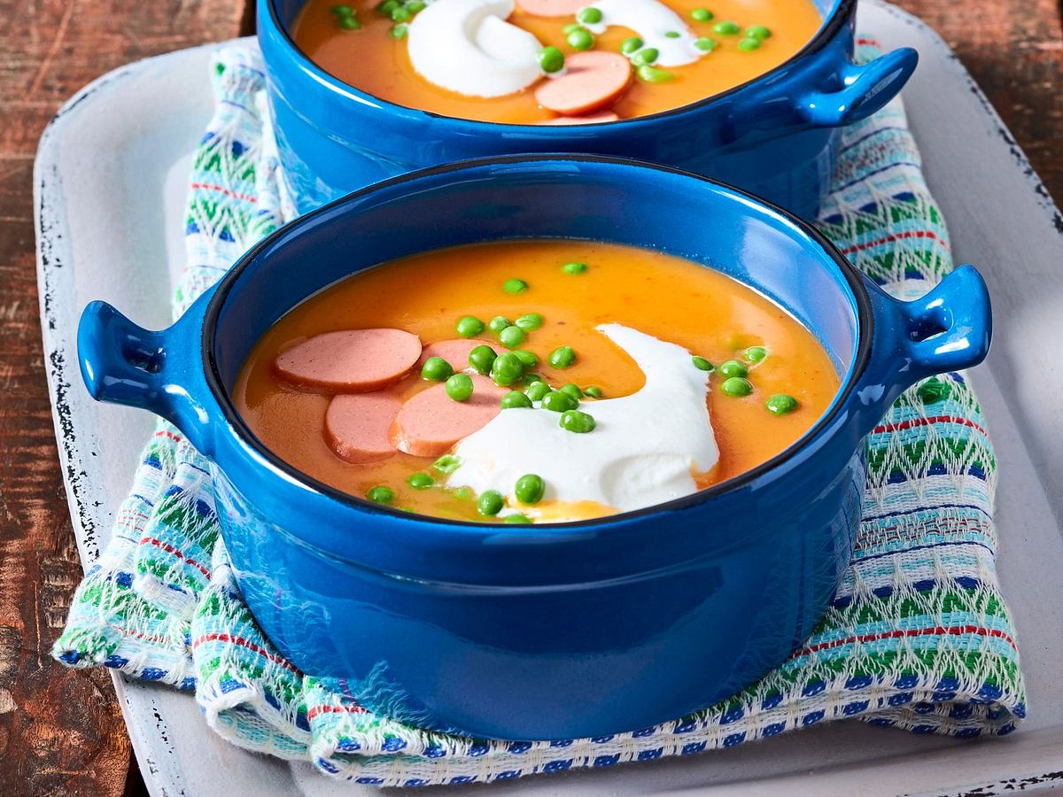 Ajvar-Kartoffelsuppe mit Würstchen Rezept