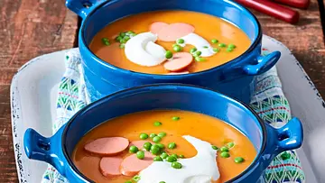 Ajvar-Kartoffelsuppe mit Würstchen Rezept - Foto: LECKER @ Bauer Media Group Ajvar-Kartoffelsuppe mit Würstchen Rezept - Foto: LECKER @ Bauer Media Group