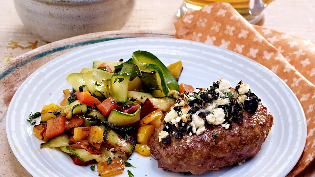 Akropolis-Frikadellen mit Paprika-Zucchini-Gemüse Rezept - Foto: LECKER @ Bauer Media Group Akropolis-Frikadellen mit Paprika-Zucchini-Gemüse Rezept - Foto: LECKER @ Bauer Media Group