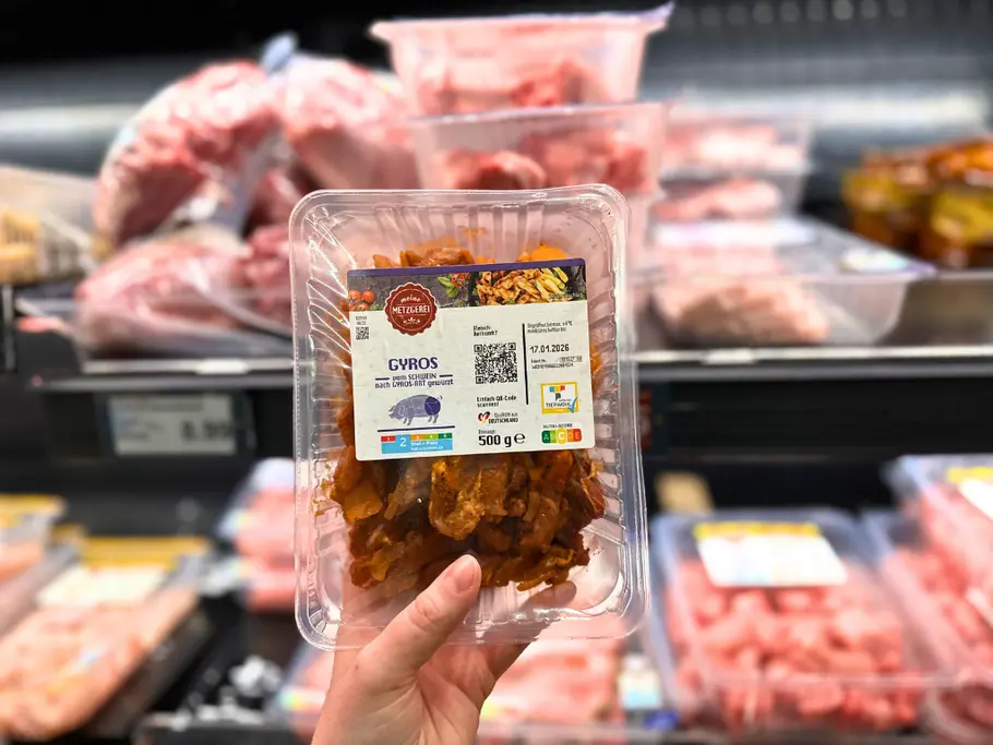 Hand hält im Supermarkt eine Packung Gyros vom Schwein der Aldi-Eigenmarke