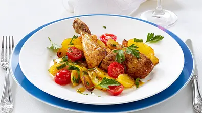 Alfons Schuhbeck: Hendlkeulen auf Kartoffelscheiben im Ofen gebraten Rezept - Foto: LECKER @ Bauer Media Group
