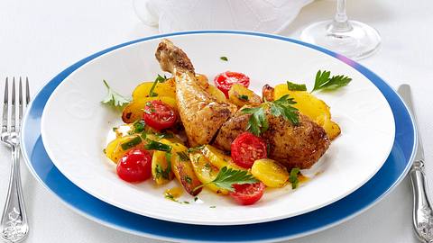 Alfons Schuhbeck: Hendlkeulen auf Kartoffelscheiben im Ofen gebraten Rezept - Foto: House of Food / Bauer Food Experts KG