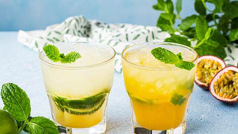 2 alkoholfreie Cocktails mit Limette und Maracuja - Foto: ShowHeroes
