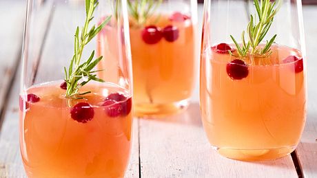 Alkoholfreier Pfirsich-Cranberry-Cocktail Rezept - Foto: House of Food / Bauer Food Experts KG