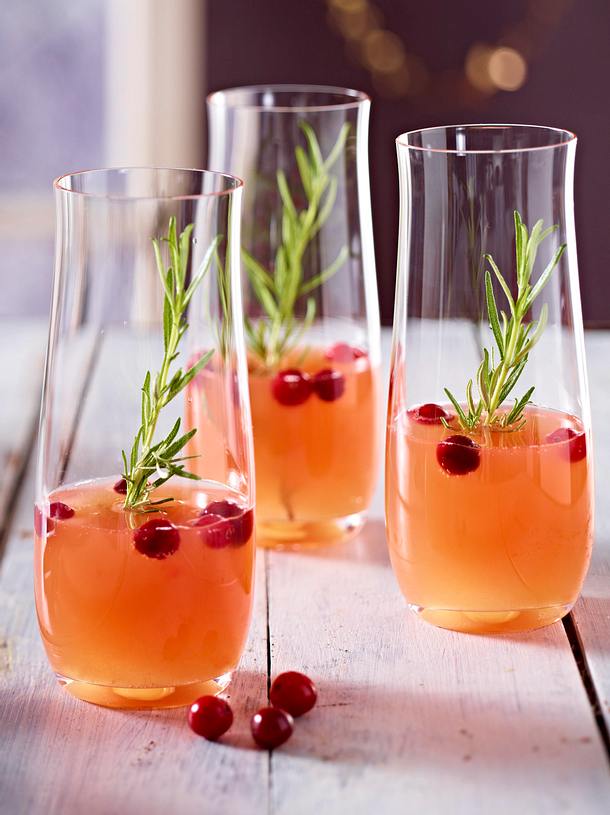 Alkoholfreier Pfirsich- und Cranberry-Cocktail mit Rosmarin Rezept | LECKER