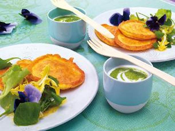 Allgäuer Bergkäse-Puffer mit Frühlingsblüten-Salat Rezept