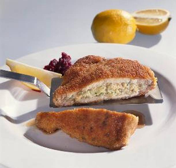 Allgäuer Schweinehalssteak mit Rührei, Kräutern und Käse gefüllt Rezept Allgäuer Schweinehalssteak mit Rührei, Kräutern und Käse gefüllt Rezept