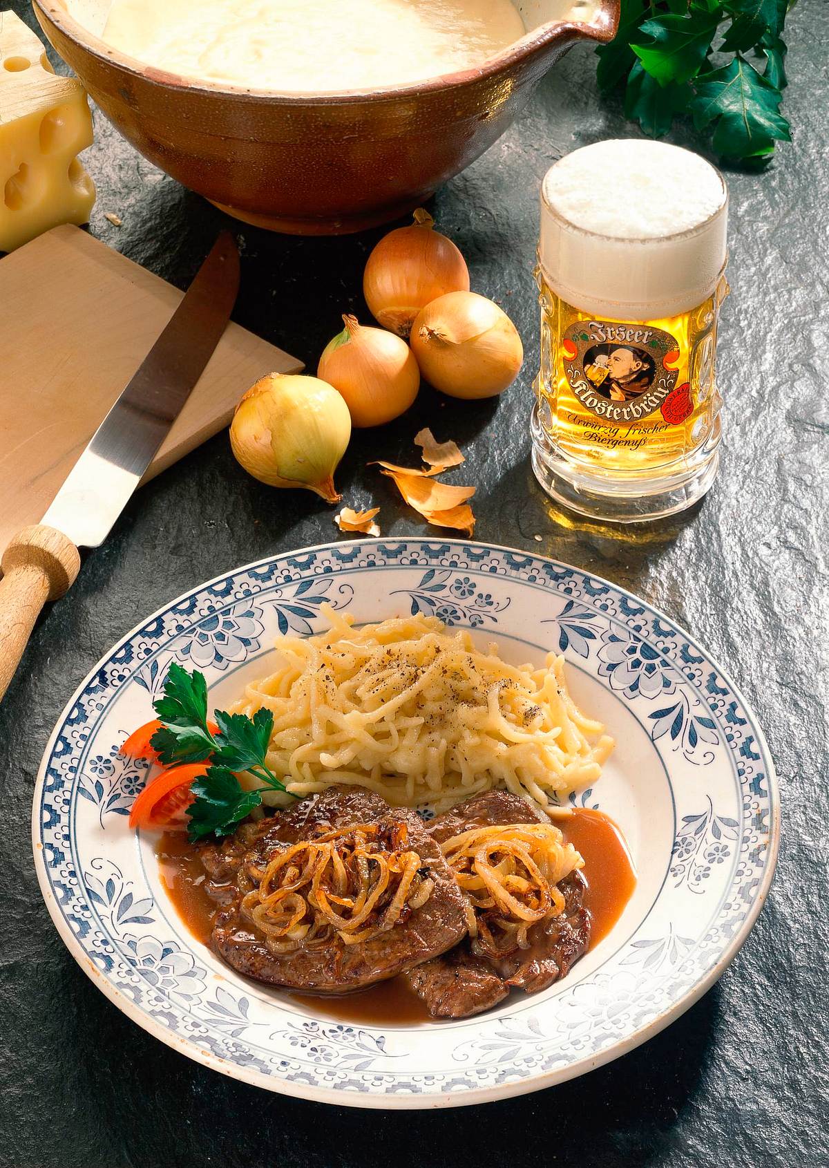 Allgäuer Zwiebelrostbraten mit Käse-Spätzle Rezept