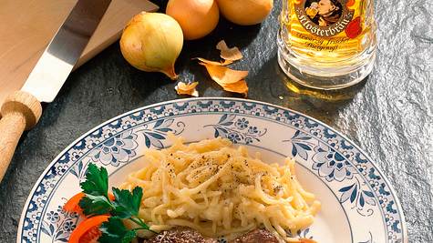 Allgäuer Zwiebelrostbraten mit Käse-Spätzle Rezept - Foto: Horn