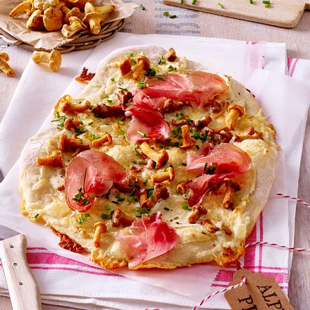 Alpen-Pizza mit Pfifferlingen und Tiroler Speck Rezept Alpen-Pizza mit Pfifferlingen und Tiroler Speck Rezept