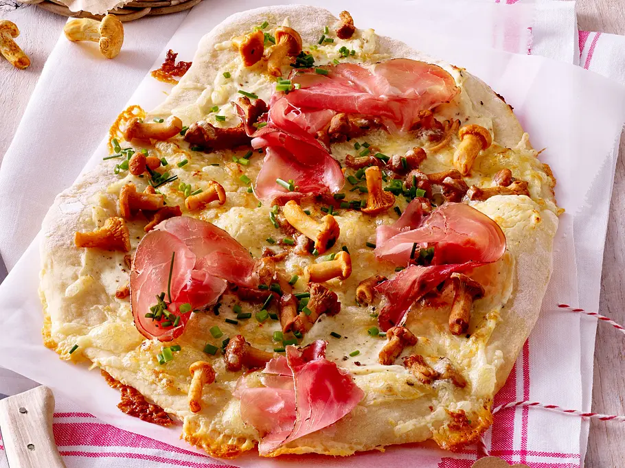 Alpen-Pizza mit Pfifferlingen und Tiroler Speck Rezept Alpen-Pizza mit Pfifferlingen und Tiroler Speck Rezept