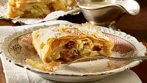 Altwiener Apfelstrudel Rezept - Foto: LECKER @ Bauer Media Group Altwiener Apfelstrudel Rezept - Foto: LECKER @ Bauer Media Group