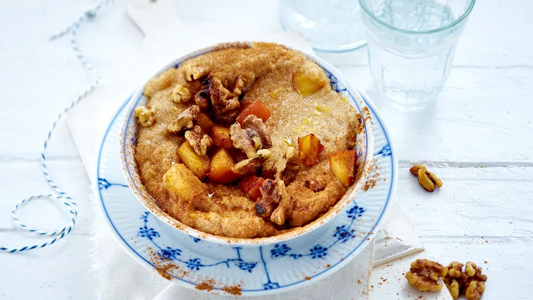 Amaranth-Porridge mit Äpfeln und Walnüssen Rezept - Foto: LECKER @ Bauer Media Group Amaranth-Porridge mit Äpfeln und Walnüssen Rezept - Foto: LECKER @ Bauer Media Group