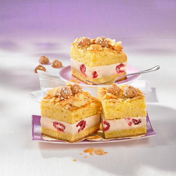Amaretti-Bienenstich mit Kaffee-Beerencreme Rezept
