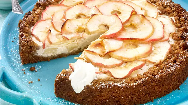 Apfel-Amarettini-Käsekuchen belegt mit dünnen Apfelscheiben - Foto: LECKER @ Bauer Media Group