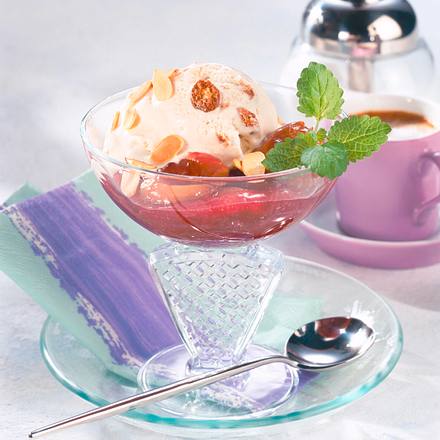 Amaretto-Eis mit Pflaumenkompott und Mandelblättchen Rezept Amaretto-Eis mit Pflaumenkompott und Mandelblättchen Rezept