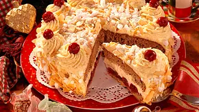 Amaretto-Kirschtorte Rezept - Foto: LECKER @ Bauer Media Group Amaretto-Kirschtorte Rezept - Foto: LECKER @ Bauer Media Group