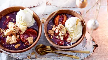 Amaretto-Zwetschgen mit Rauchmandel-Crumble Rezept - Foto: LECKER @ Bauer Media Group