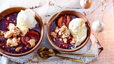 Amaretto-Zwetschgen mit Rauchmandel-Crumble Rezept - Foto: LECKER @ Bauer Media Group