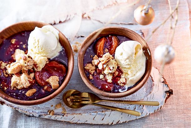 Amaretto-Zwetschgen mit Rauchmandel-Crumble Rezept Amaretto-Zwetschgen mit Rauchmandel-Crumble Rezept