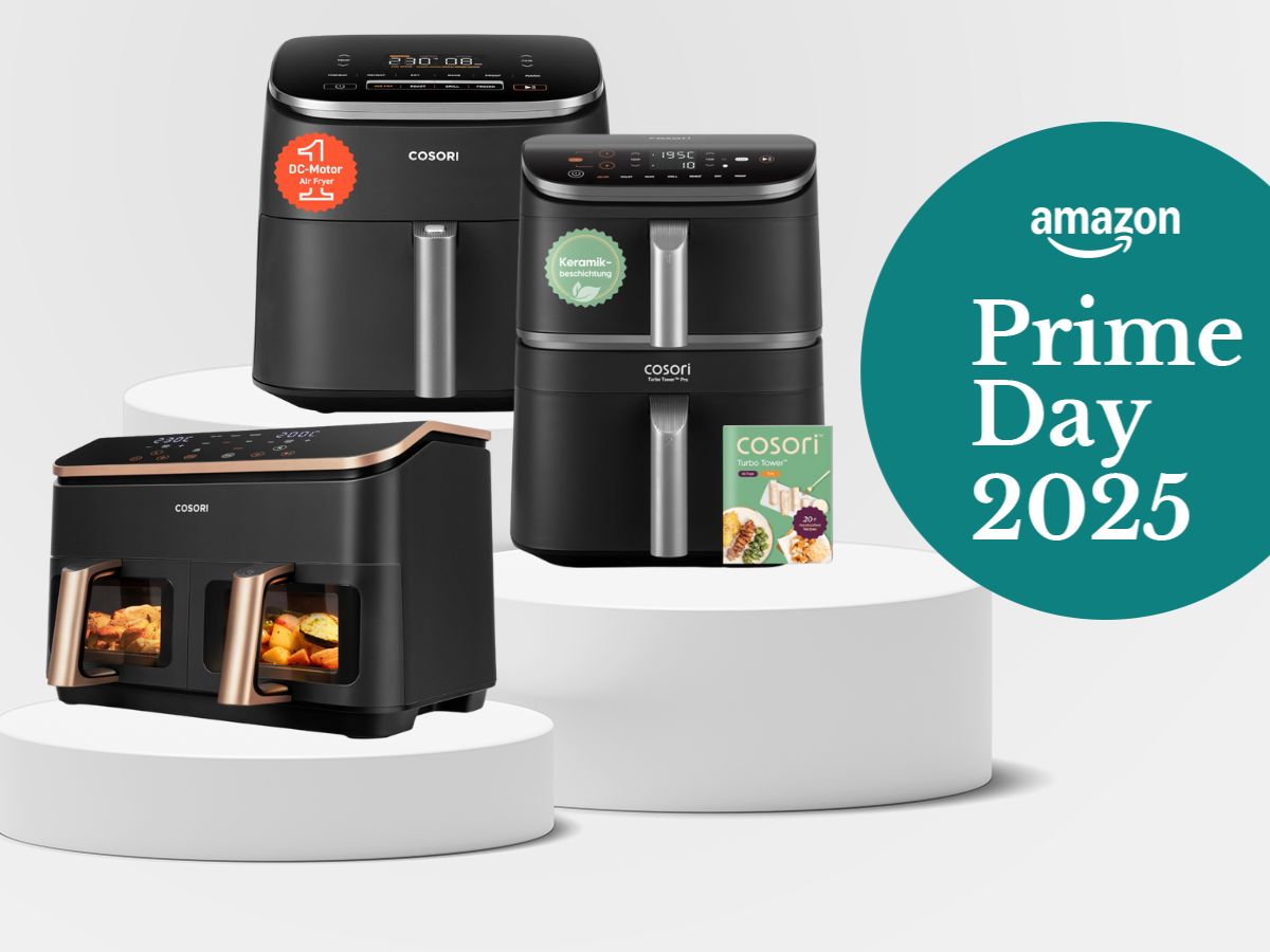 Drei Airfryer von Cosori auf Podesten, rechts daneben die Aufschrift Amazon Prime Day 2025, rechts oben das Logo von Lecker.de