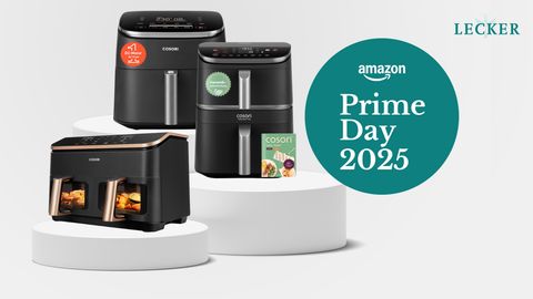 Drei AirFryer von Cosori auf Podesten, rechts daneben die Aufschrift Amazon Prime Day 2025, rechts oben das Logo von Lecker.de - Foto: Collage LECKER.de / iStock (Peresmeh) / PR