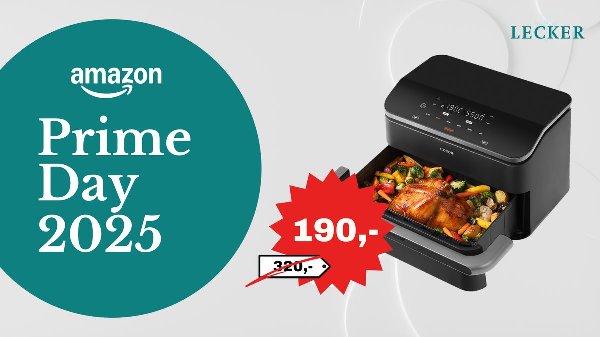 Die Cosori Dual Blaze Twinfry Heißluftfritteuse steht rechts im Bild – mit gebratenem Hähnchen und Gemüse in der geöffneten Schublade. Links trägt ein türkiser Kreis die Aufschrift „Amazon Prime Day 2025“. Davor ist ein roter Stern mit dem Preis 190 Euro statt 320 Euro abgebildet. Oben rechts ist das LECKER-Logo zu sehen.